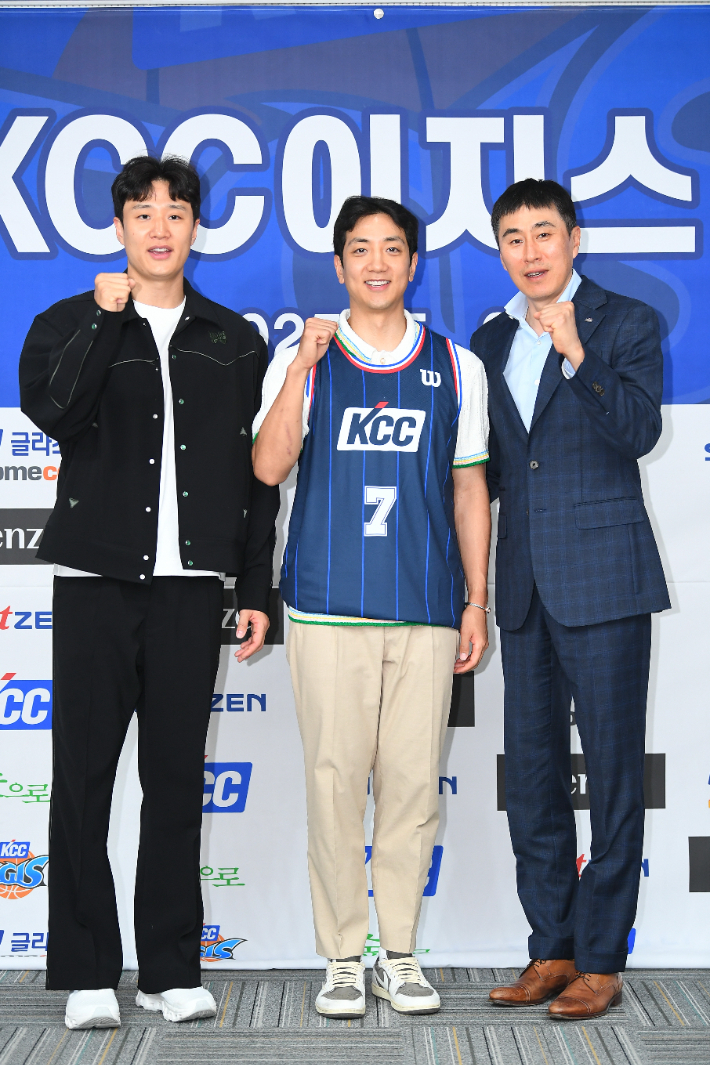 KCC 허훈(가운데)과 허웅(왼쪽), 이상민 감독. KBL 제공