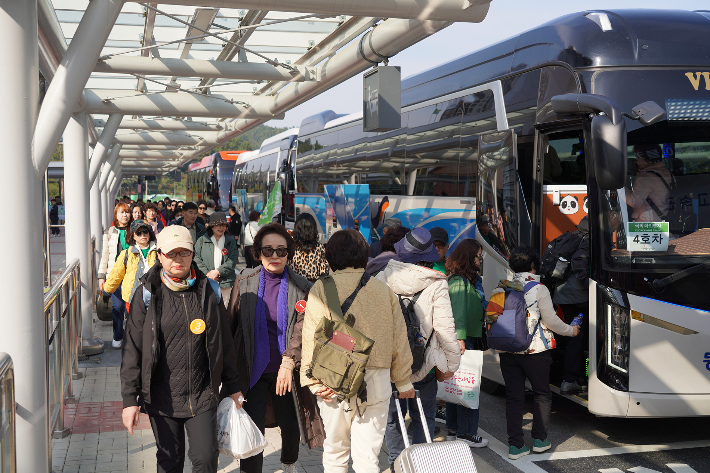 지난 6일 울진 가을여행 버스 지원사업에 참여한 관광객 240여 명이 기차를 이용해 울진을 방문한 뒤 울진군이 지원한 버스를 타고 있다. 울진군 제공
