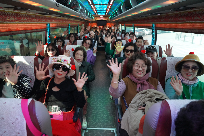 지난 6일 울진 가을여행 버스 지원사업에 참여한 관광객 240여 명이 기차를 이용해 울진을 방문한 뒤 울진군이 지원한 버스를 타고 있다. 울진군 제공