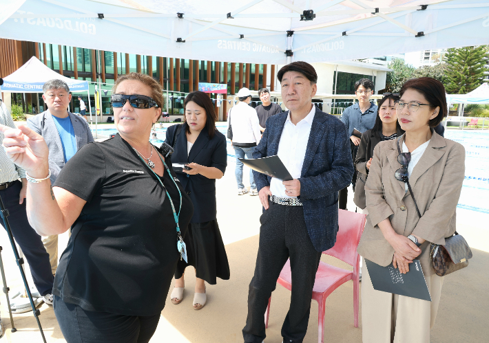 우범기 전주시장(가운데)이 7일 호주 골드코스트 아쿠아틱센터를 찾아 현장 시설을 둘러보고 있다. 전주시 제공