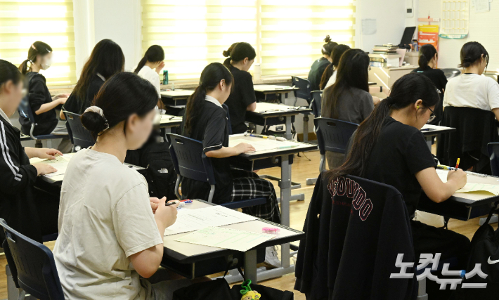 2026학년도 대학수학능력시험 9월 모의평가 시행일인 3일 서울 여의도여고 학생들이시험을 준비하고 있다. 사진공동취재단