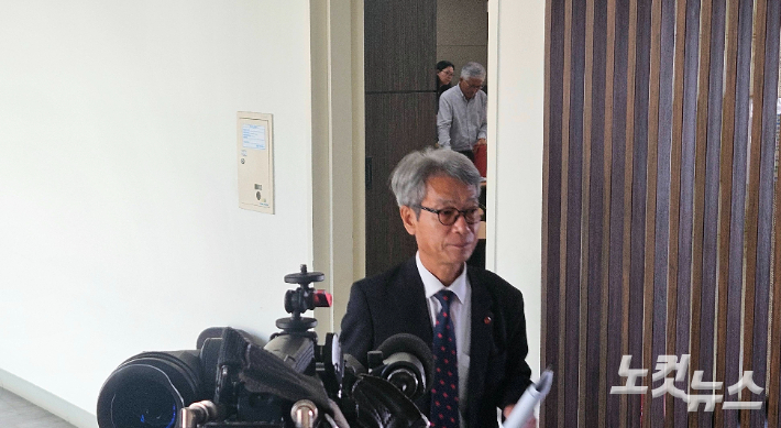 지난 7월 파행으로 끝난 분과위원회의. 김종민 이사장이 회의장을 나오고 있다. 고상현 기자