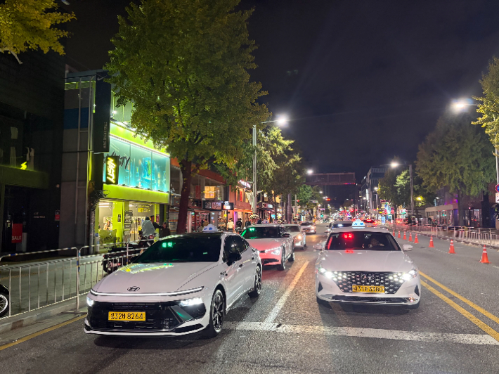 지난달 25일 새벽 0시쯤 승차 호출 제한구역 밖에서 대기하는 택시 모습. 서울용산경찰서 제공