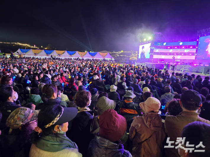 유자축제 첫날 축하행사에 몰린 군민과 관광객들. 고영호 기자