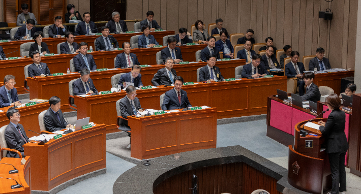 국회 예결위 전체 회의 출석해 질의 듣는 국무위원들. 연합뉴스