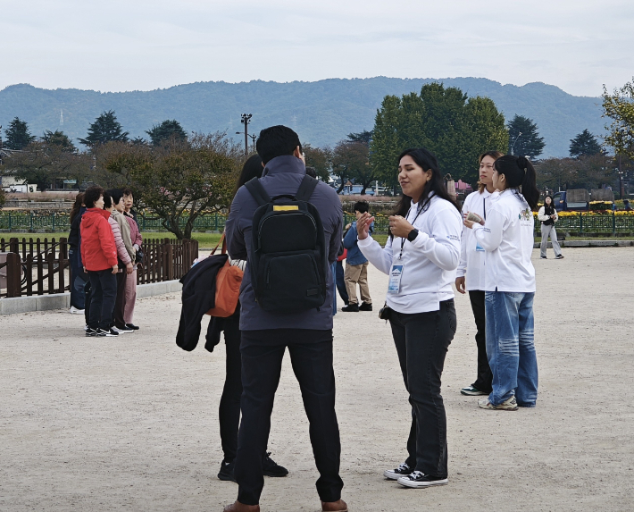 외국인 유학생 자원봉사 프로그램 참석자들이 봉사활동을 펼치고 있다. 동국대 와이즈캠퍼스 제공