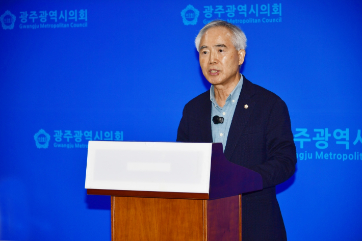 더불어민주당 양부남 국회의원(광주 서구을)이 7일 광주광역시의회에서 긴급 기자회견을 열고 있다. 독자 제공