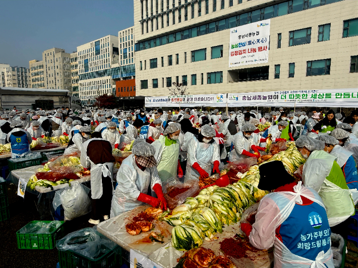 7일 충남세종농협 주차장에서 진행된 '사랑의 김장김치 나눔 행사'. 충남세종농협 제공