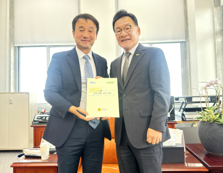 7일 전남도 강위원 경제부지사가 서울 여의도 국회를 찾아 한병도 예결위원장을 면담하고 전남도가 추진하는 우주·에너지·탄소중립·해양관광·산업전환 등 미래 신성장 동력 분야 예산 지원 필요성을 요청한 후 기념사진을 찍고 있다. 전라남도 제공