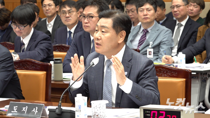 김관영 전북도지사가 지난 10월 28일 전북도에 대한 국회 국정감사에서 질문에 답하고 있다. 김현주 뉴미디어 크리에이터