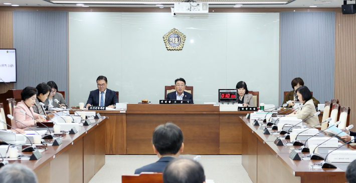 의회운영위원회 행정사무감사. 충남도의회 제공