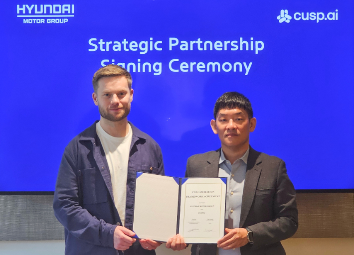 6일(현지시각) 영국 케임브리지에 위치한 커스프AI 본사에서 박철 현대자동차그룹 신사업전략실장과 채드 에드워즈 커스프AI CEO가 소재 AI 협력을 위한 전략적 파트너십을 체결한 뒤 기념 촬영하고 있다. 현대차·기아 제공