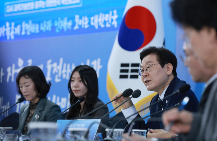 이재명 대통령이 7일 대전 유성구 국립중앙과학관에서 열린 '다시 과학기술인을 꿈꾸는 대한민국' 국민보고회에서 토론을 주재하고 있다. 연합뉴스