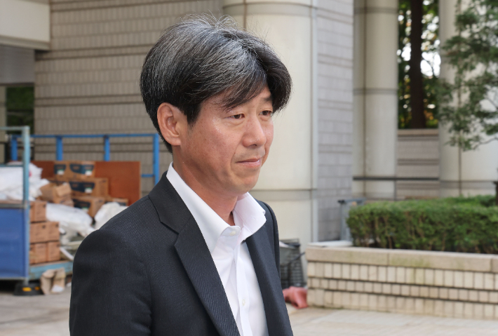 대장동 개발 비리 의혹으로 재판에 넘겨진 남욱 변호사가 지난달 31일 서울 서초구 중앙지법에서 열린 1심 선고공판에 출석하고 있다. 연합뉴스