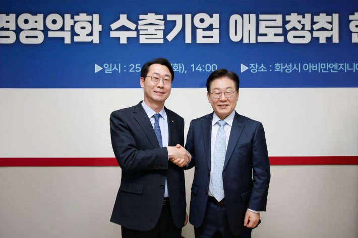 정명근 화성시장이 올해 2월 화성시를 방문한 이재명 대통령(당시 더불어민주당 대표)에게 시 주요현안을 전달하고 있다. 화성시 제공