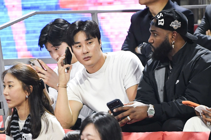 4일 서울 송파구 잠실학생체육관에서 열린 2025-2026 프로농구 KBL 서울 SK 나이츠와 부산 KCC 이지스의 경기. 미국프로야구 메이저 리그(MLB) 애틀랜타 브레이브스에서 뛰는 내야수 김하성이 경기를 관람하고 있다. KBL