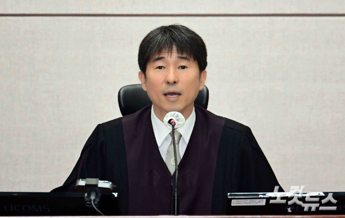 지귀연 부장판사가 21일 오전 서울 서초구 서울중앙지법 417호 법정에서 열린 윤석열 전 대통령의 내란 우두머리 혐의 재판을 하기 전 언론 공개에 대한 발언을 하고 있다. 사진공동취재단