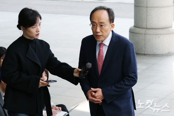 국회의 계엄 해제 표결을 방해한 의혹을 받는 국민의힘 전 원내대표 추경호 의원이 30일 오전 서울 서초구 서울고검에 마련된 조은석 내란특별검사팀 사무실에 피의자 신분으로 출석하고 있다. 류영주 기자