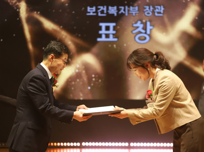 KT&G가 '제14회 대한민국 나눔국민대상'에서 보건복지부 장관상을 수상했다. 사진은 경아영 KT&G 사회공헌부장(오른쪽)이 '제14회 대한민국 나눔국민대상' 시상식에서 보건복지부 장관상을 수여받는 모습. KT&G 제공