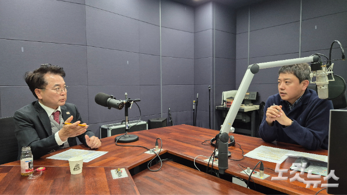 강원CBS.강원영동CBS 시사프로그램 <최진성의 위클리오늘>에 출연한 육동한 춘천시장. 강민주 PD