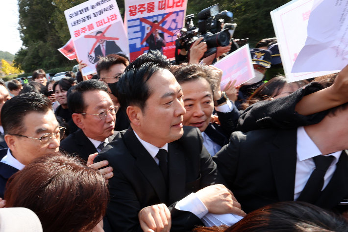 국민의힘 장동혁 대표가 6일 오후 광주 북구 국립5·18민주묘지에서 참배를 시도하고 있다. 연합뉴스