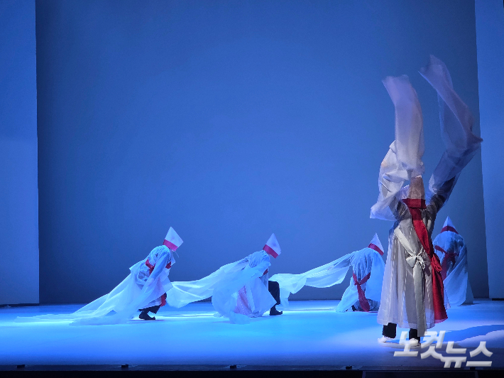 '미메시스' 중 승무를 재해석한 6장 하늘의 무늬의 한 장면. 곽인숙 기자