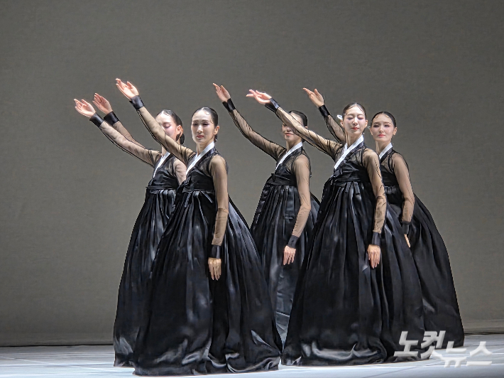 맨손살풀이를 재해석한 '미메시스' 5장 '허공의 흔적'의 한 장면. 곽인숙 기자 