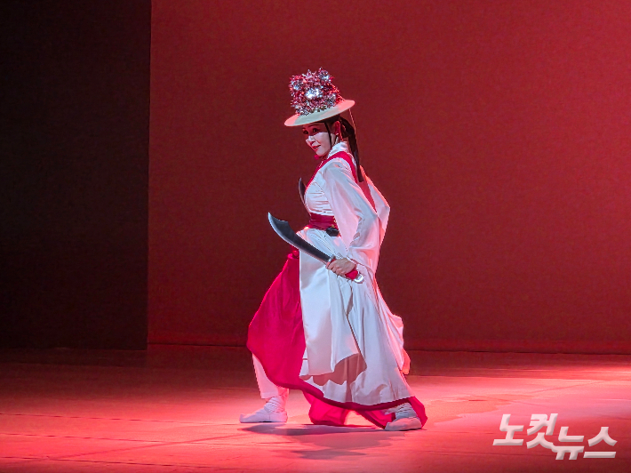 무당춤을 재해석한 '미메시스' 7장 '불의 즉흥'의 한 장면. 곽인숙 기자 