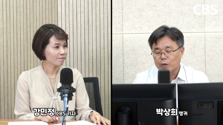 CBS 라디오 <부울경 투데이>   '기승전이슈' 코너에서 내년 부산시장 구도에 대해 분석하고 있는 부산CBS 정치부 강민정 기자(왼쪽)와 프로그램 진행자인 부산CBS 박상희 보도국장. 부산CBS 
