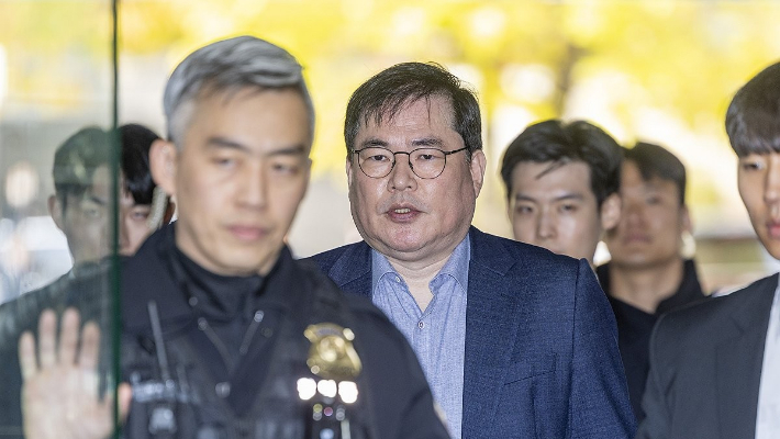 대장동 개발 비리 의혹으로 재판에 넘겨진 유동규 전 성남도시개발공사 기획본부장이 31일 서울 서초구 중앙지법에서 열린 1심 선고공판에 출석하고 있다. 연합뉴스