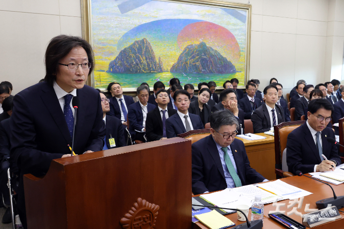 주병기 공정거래위원장이 의원 질의에 답변을 하고 있다. 윤창원 기자