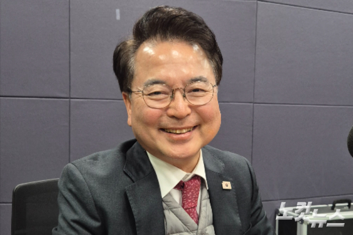 강원CBS.강원영동CBS 시사프로그램 <최진성의 위클리오늘>에 출연한 육동한 춘천시장. 강민주 PD