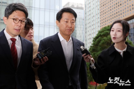 정치자금법 위반 혐의를 받는 오세훈 서울시장이 8일 오전 서울 종로구 KT광화문빌딩 웨스트에 마련된 김건희 특검팀(특별검사 민중기)에 출석하고 있다.