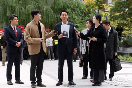 정치자금법 위반 혐의를 받는 오세훈 서울시장이 8일 오전 서울 종로구 KT광화문빌딩 웨스트에 마련된 김건희 특검팀(특별검사 민중기)에 출석하고 있다.