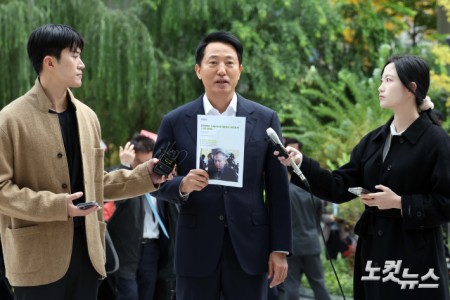 정치자금법 위반 혐의를 받는 오세훈 서울시장이 8일 오전 서울 종로구 KT광화문빌딩 웨스트에 마련된 김건희 특검팀(특별검사 민중기)에 출석하고 있다.