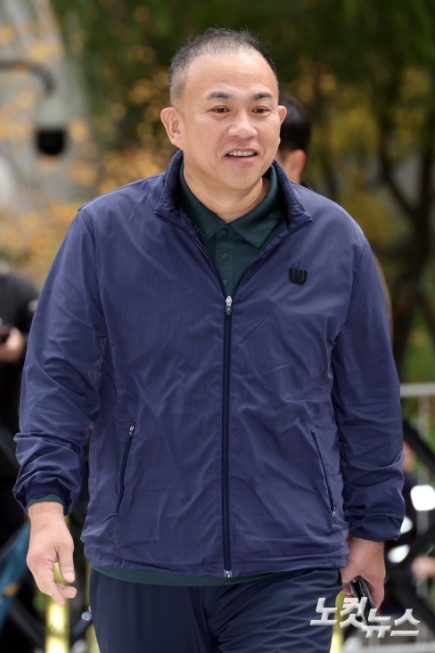 명태균 씨가 8일 서울 종로구 KT광화문빌딩 웨스트에 마련된 김건희 특검(특별검사 민중기)에 오세훈 서울시장과의 대질 조사를 위해 참고인 신분으로 출석하고 있다