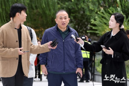 명태균 씨가 8일 서울 종로구 KT광화문빌딩 웨스트에 마련된 김건희 특검(특별검사 민중기)에 오세훈 서울시장과의 대질 조사를 위해 참고인 신분으로 출석하고 있다