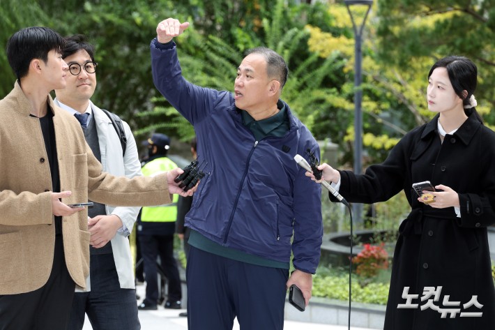 명태균 씨가 8일 서울 종로구 KT광화문빌딩 웨스트에 마련된 김건희 특검(특별검사 민중기)에 오세훈 서울시장과의 대질 조사를 위해 참고인 신분으로 출석하고 있다