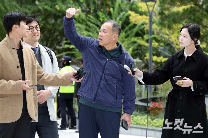 명태균 씨가 8일 서울 종로구 KT광화문빌딩 웨스트에 마련된 김건희 특검(특별검사 민중기)에 오세훈 서울시장과의 대질 조사를 위해 참고인 신분으로 출석하고 있다 윤창원 기자