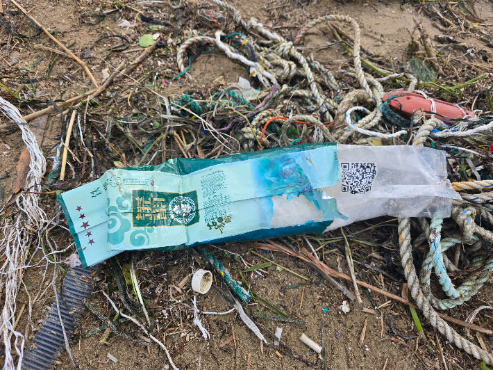 지난달 15일 포항시 남구 동해면 임곡리 해변에서 '우롱차(鐵觀音)' 포장 형태로 위장된 백색 결정의 마약 의심물질. 포항해경 제공