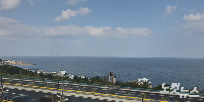 포항-영덕고속도로 포항휴게소에서 본 동해 바다. 김대기 기자