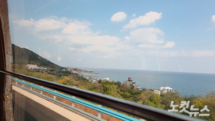 포항-영덕 고속도로 운행중 바라본 동해안. 김대기 기자