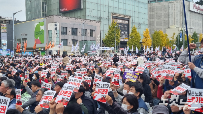 민주노총의 2025 전국노동자대회에서 참가자들이 구호를 외치고 있다. 김지은 기자