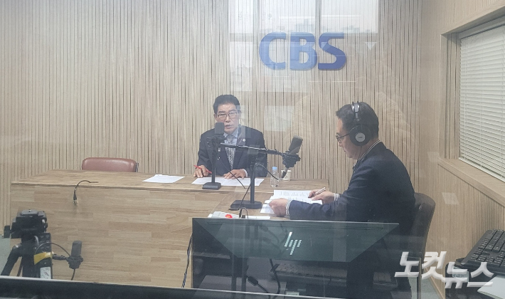 왼쪽부터 김진균 청주시체육회장, 김종현 앵커. 충북CBS