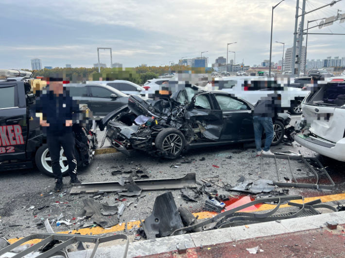 대전 유성구 도룡동에서 발생한 8중 추돌사고로 1명이 숨지고 15명이 부상을 입었다. 대전소방본부 제공