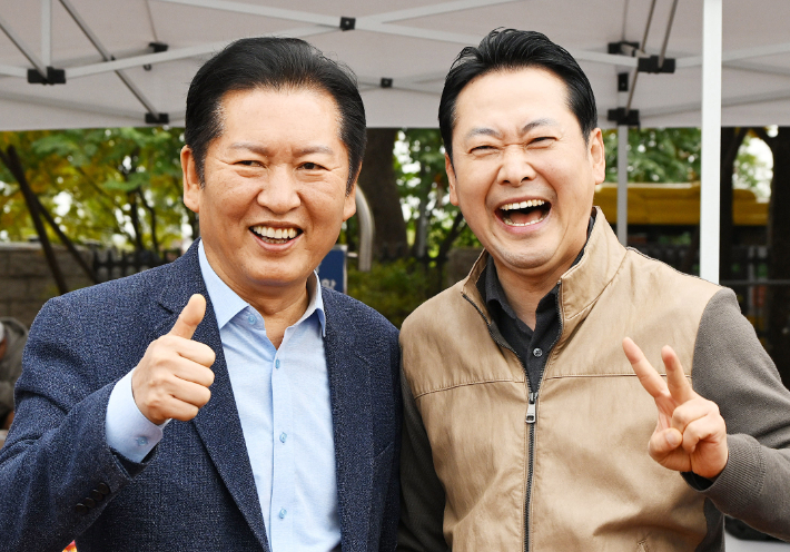 더불어민주당 정청래 대표(왼쪽)와 국민의힘 장동혁 대표가 8일 서울 여의도 국회의사당 운동장에서 한국사진기자협회가 연 '2025 사진기자가족 체육대회'에 방문, 포즈를 취하며 기념 촬영하고 있다. 연합뉴스