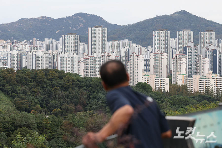 지난달 15일 서울 마포구 하늘공원에서 바라본 아파트 모습. 류영주 기자