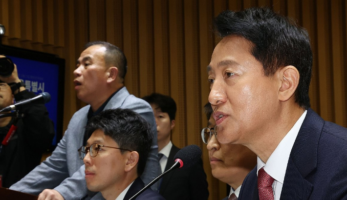 오세훈 서울시장(오른쪽)과 명태균 씨. 연합뉴스