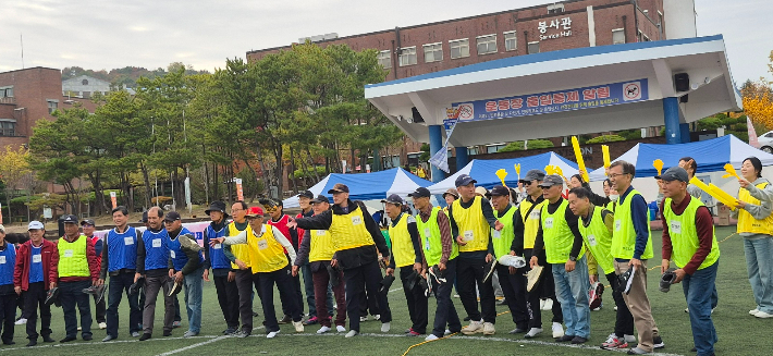 한마음축제에 참여한 성도들이 신발양궁 게임에 도전하며 즐거운 시간을 보내고 있다. 전주온누리교회 제공