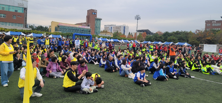 믿음·소망·사랑·은혜 팀으로 나눠진 성도들이 한마음축제 시작을 기다리며 운동장에 모여 있다. 전주온누리교회 제공